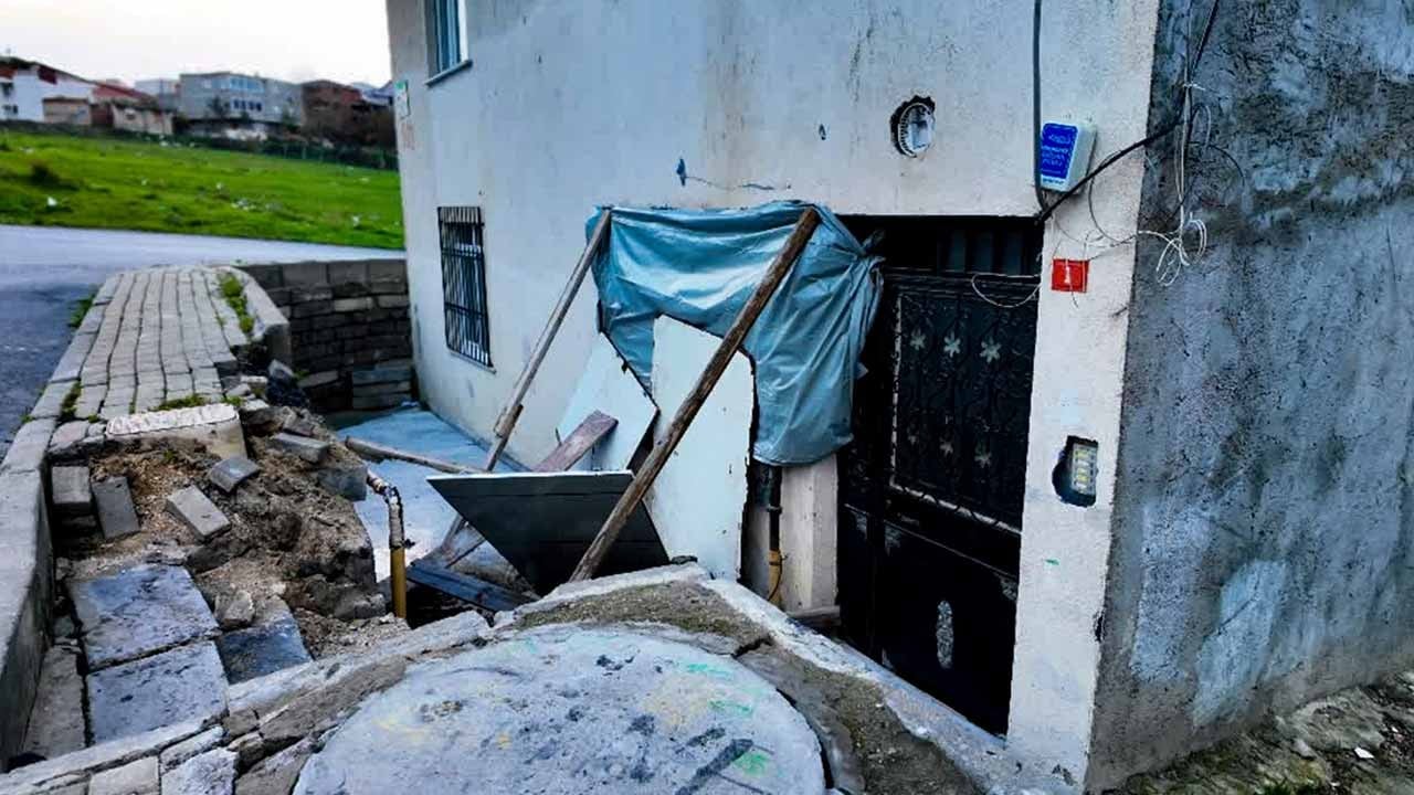 Gecenin sessizliğini büyük gürültü böldü! El freni unutulan panelvan 4 katlı binaya daldı