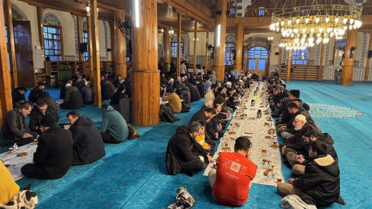 Geleneksel hale geldi Ümmet iftarı aynı sofrada buluşturuyor