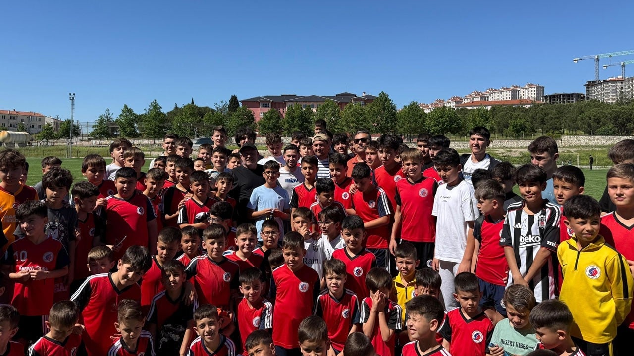 Genç futbolcularla buluştu! Cengiz Ünder ilk adımı attığı sahaya döndü