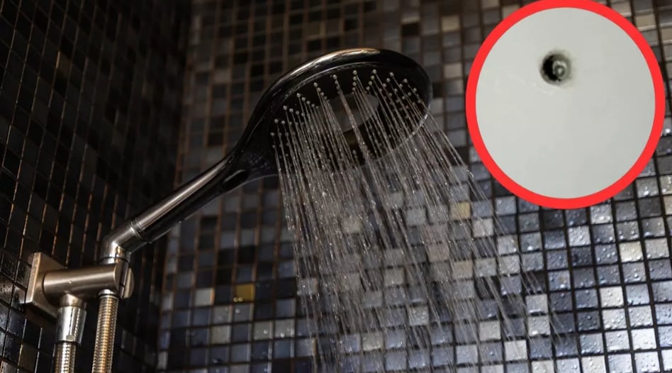 Genç kız fark etti, gerçek ortaya çıktı: Komşunun banyosunda gizli kamera rezaleti! Üst kattan delik açıp görüntü kaydetmiş