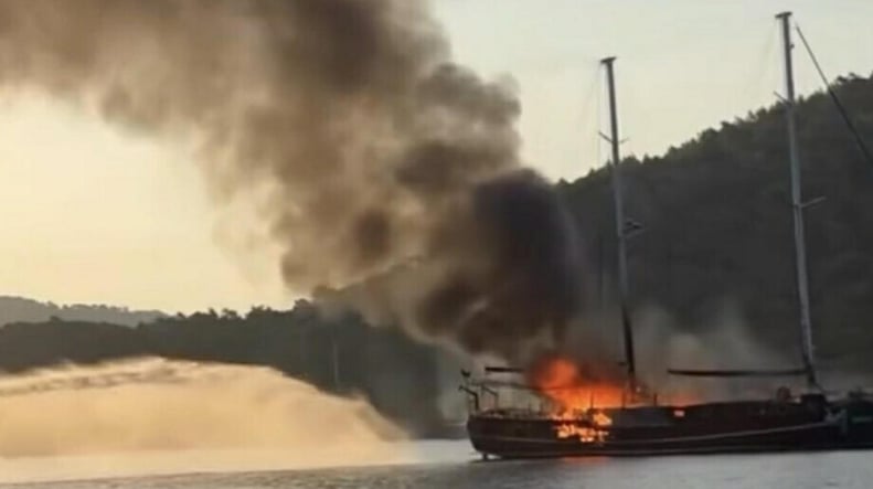 Göcek’te can pazarı: Yanan tur teknesi sulara gömüldü
