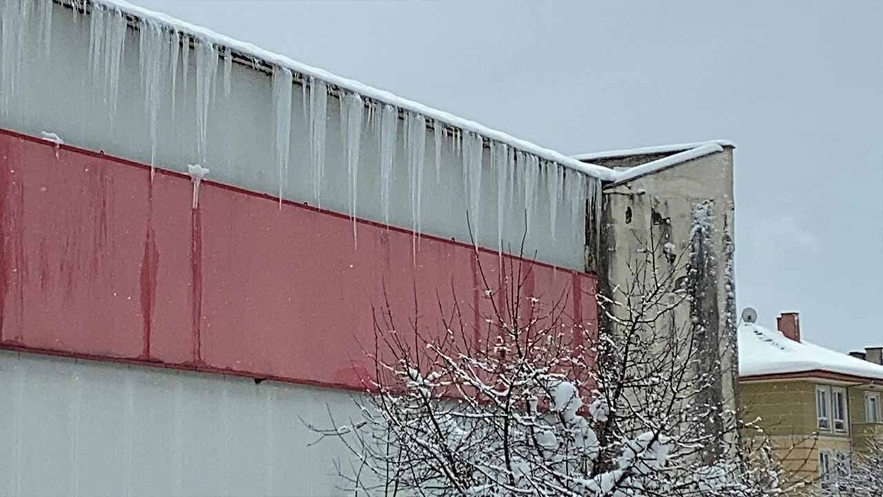 Gökten kılıç gibi sarkıyor! Bolu'da dondurucu soğuklar şehirde baş gösterdi