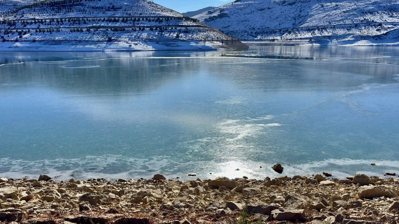Gölet buz tuttu! Termometreler eksi 19’u gördü