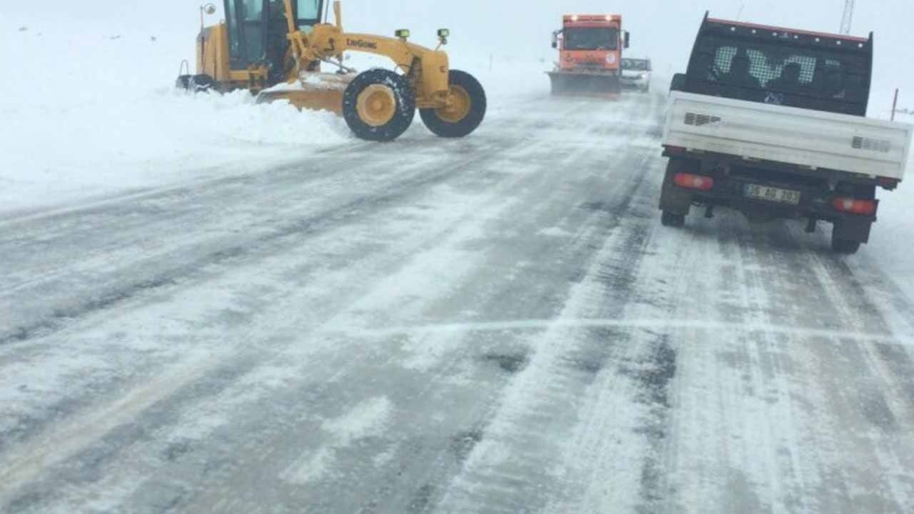 Göz gözü görmüyor, dev araçlar çaresiz kaldı!