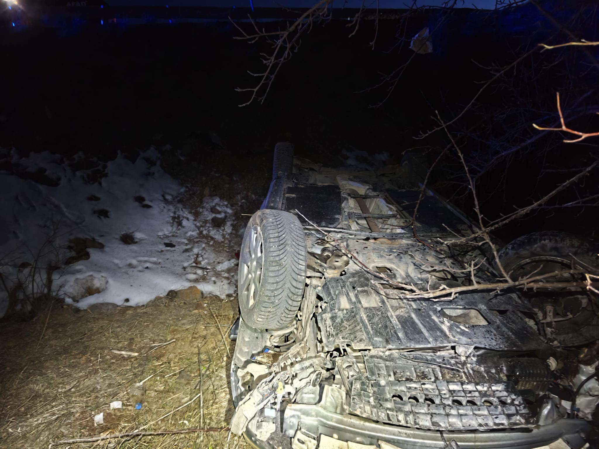 Gümüşhane'de otomobilin dere yatağına devrildiği kazada 2 kişi yaralandı