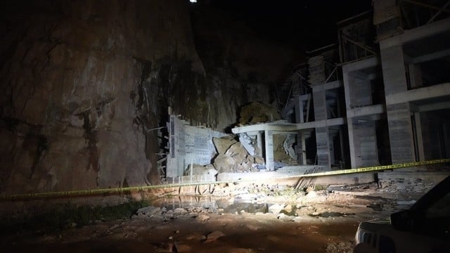 Gümüşhane’de yamaçtan kopan dev kayalar, inşaat halindeki binanın üstüne düştü