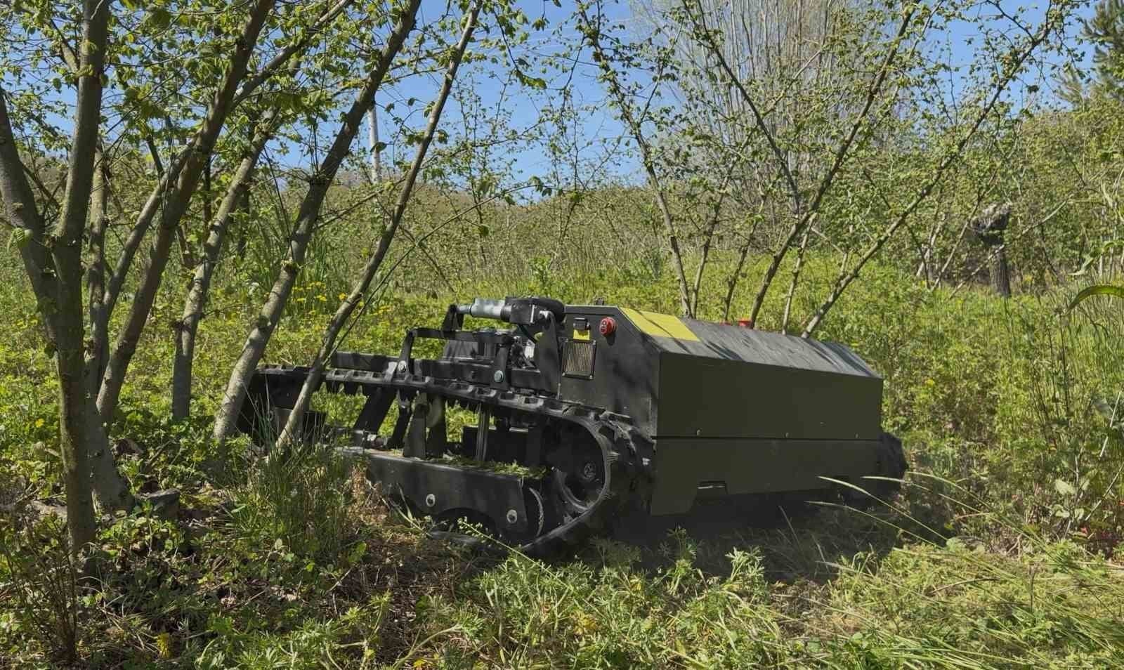 Günler süren işi 3 saatte bitiriyor, çiftçi ise hayretle izliyor