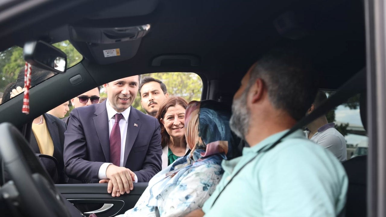 Gurbetçilere sınır kapısında muazzam karşılama! AK Parti'den vuslat yolundaki vatandaşlara tam destek!