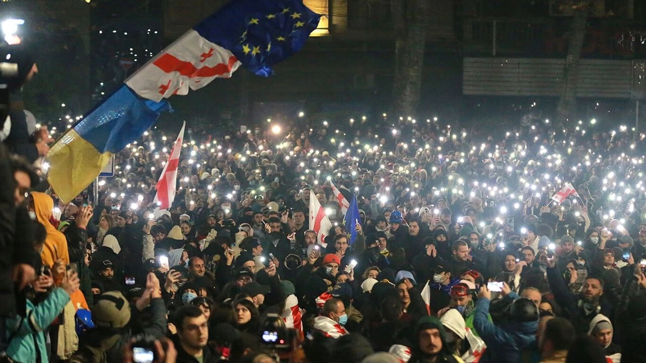 Gürcistan'da sokaklar karıştı