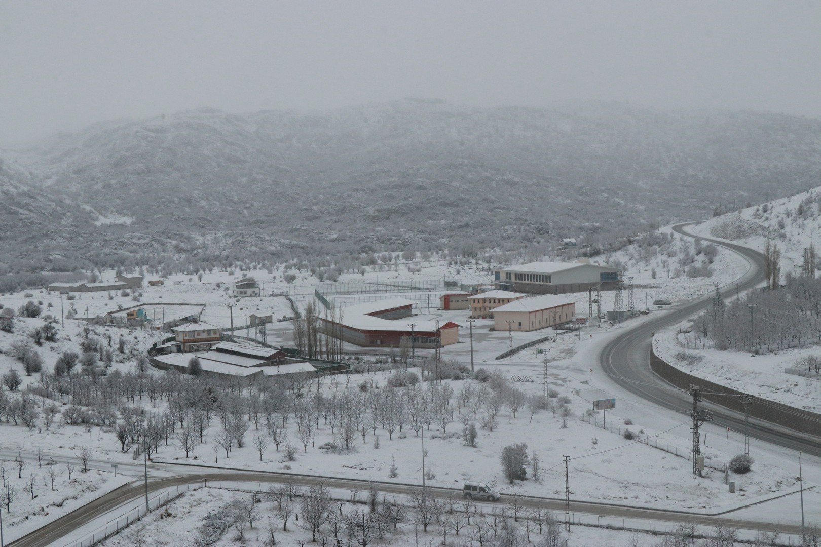 Hadim'de yoğun kar yağışı: İlçe beyaz örtüyle kaplandı!