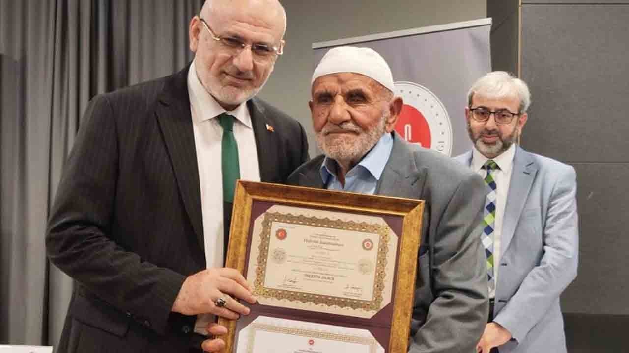 ‘Hafız Kal’ finalinde unutulmaz anlar: 87 yaşındaki hafız sahnede duygulandırdı