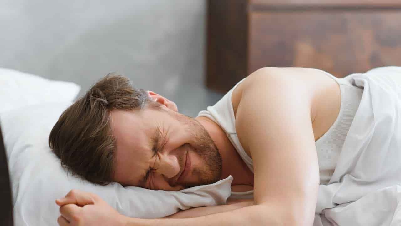 Alarmı çöpe atanlar dikkat: Hafta içi uykusuzluğunu telafi etme çabası vücut saatinizi bozabilir!