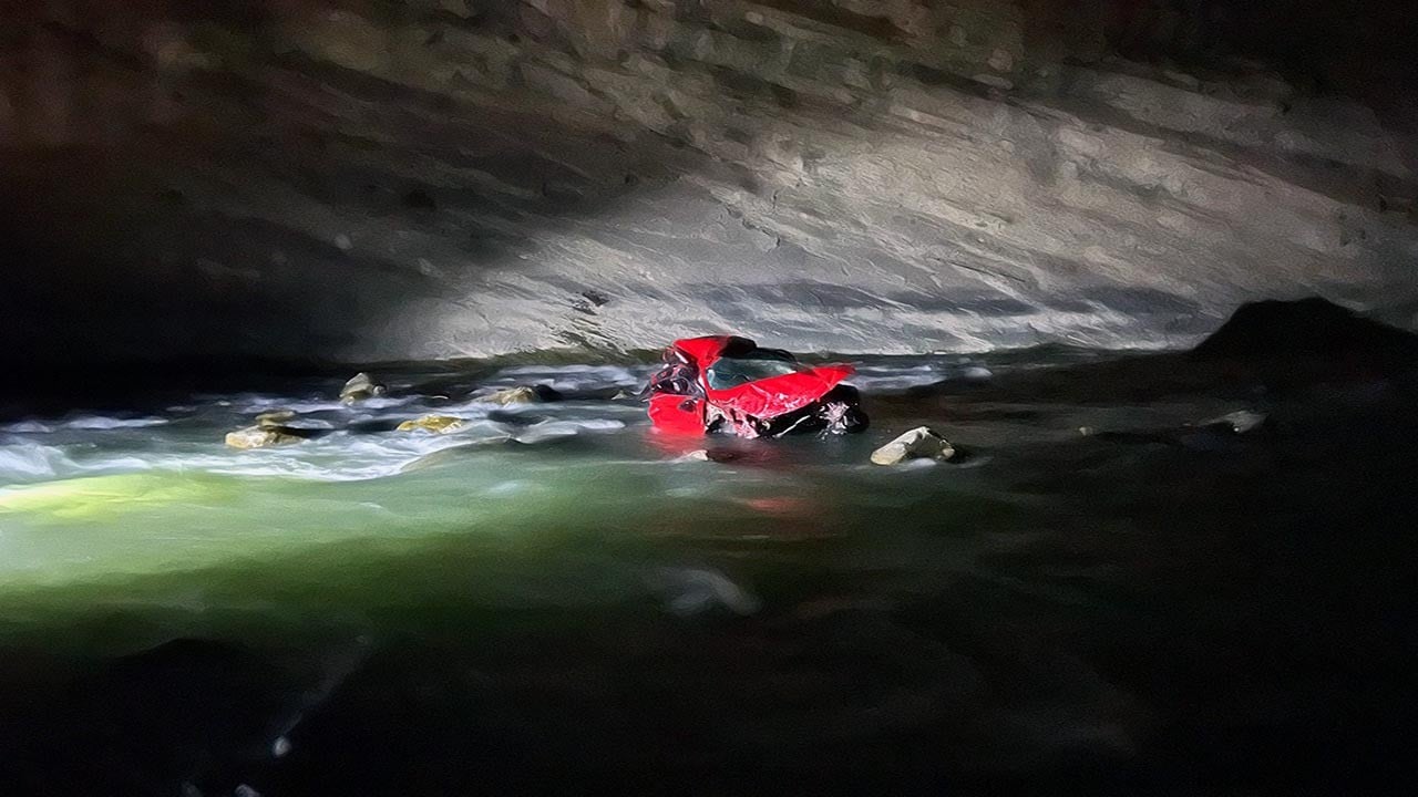 Hakkari’de hafif ticari araç Zap Suyu’na yuvarlandı! 1 yaralı kurtarıldı, kayıplar aranıyor