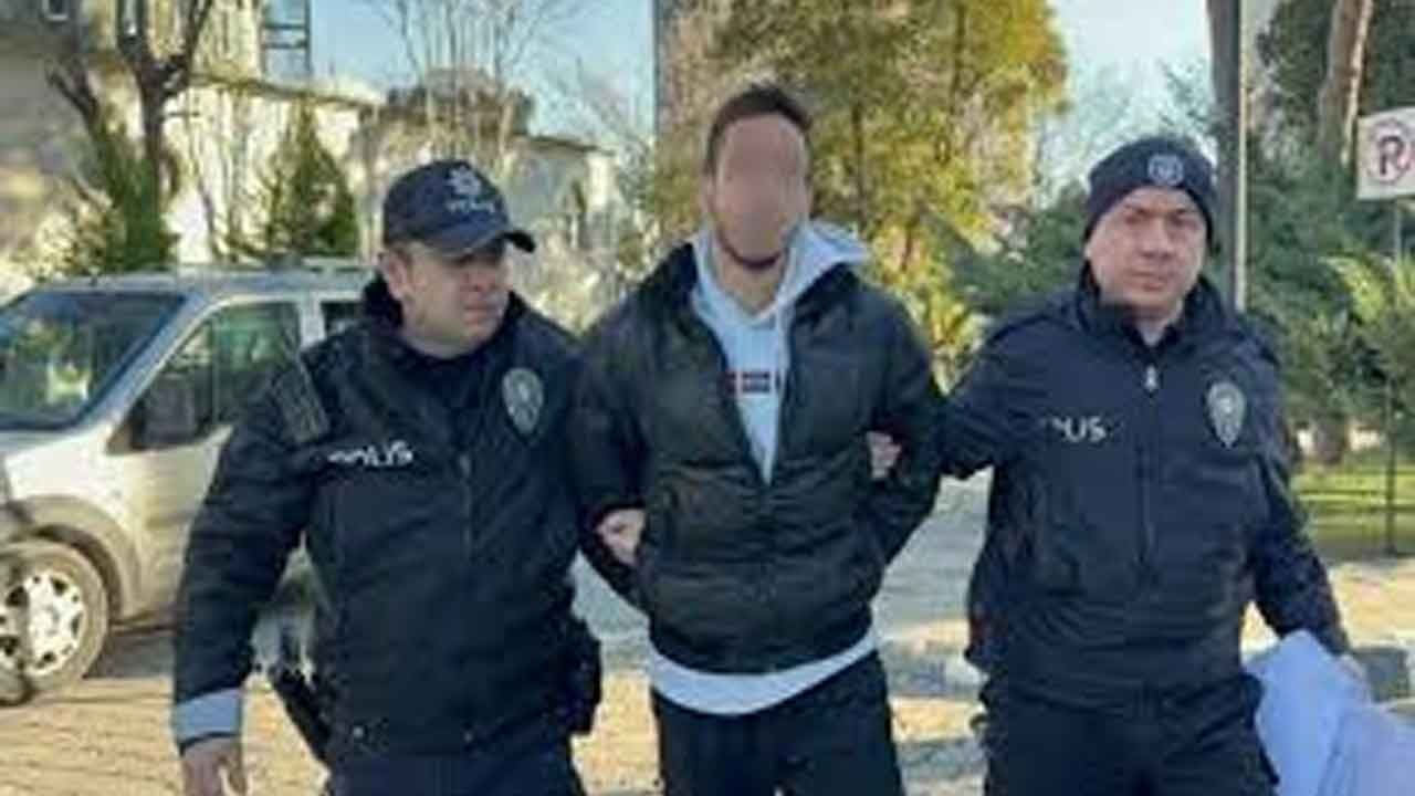 Halk otobüsünde dehşet! Lise öğrencisinin boğazına bıçak dayayan maganda tutuklandı!