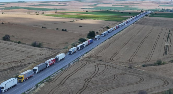 Hamzabeyli gümrüğünde yoğunluk: Tır kuyruğu 23 kilometreye ulaştı