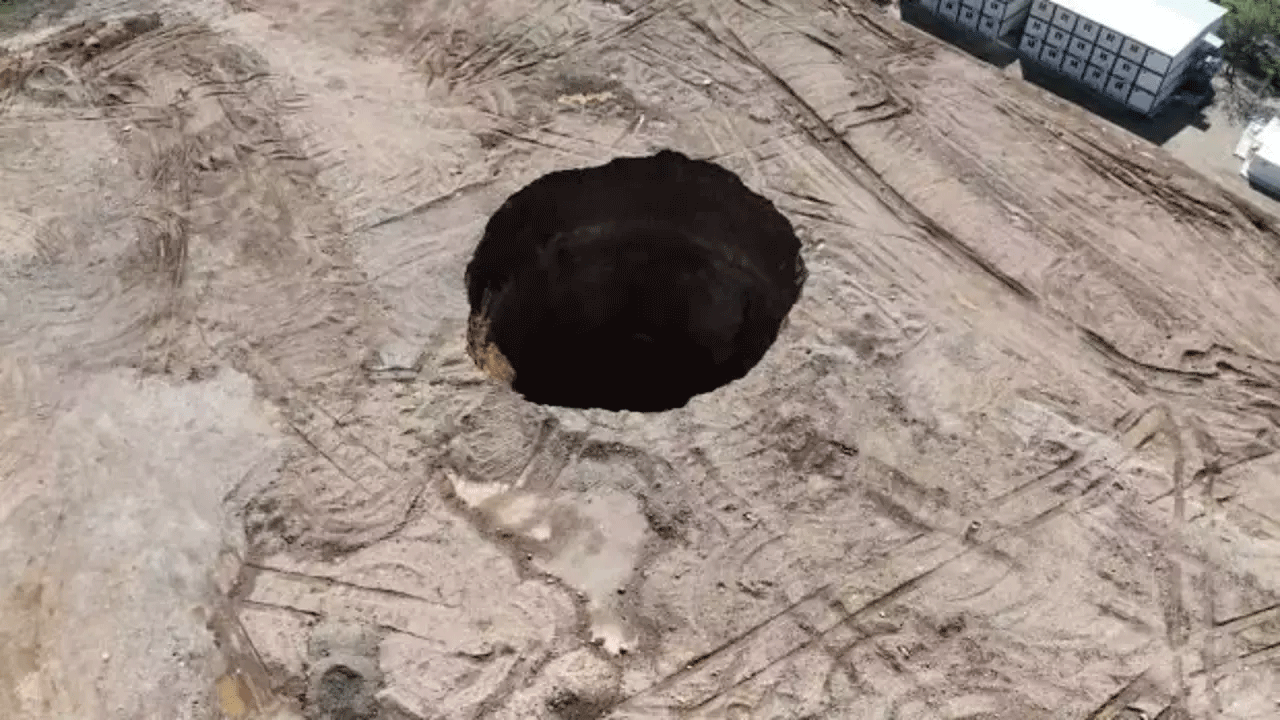 Hatay'da 35 metrelik obruk görenleri korkuttu!