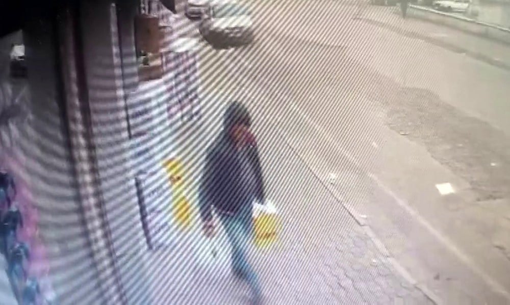 Hatay’da şoke eden hırsızlık kamerada! Market önündeki sıvı yağ kolilerini böyle kucaklayıp kaçtı!