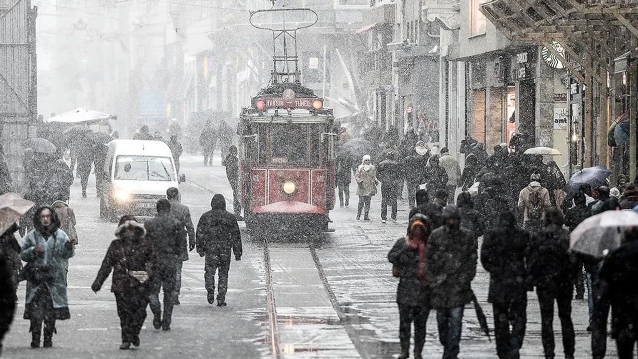 Hava bugün nasıl olacak? İstanbul'da kuvvetli rüzgâr ve fırtına: 80 kilometreyi bulacak!