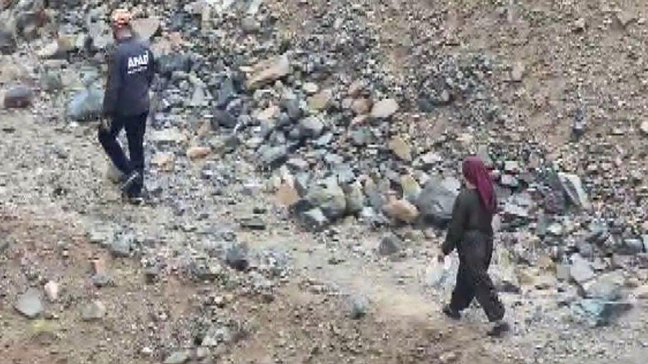 Hayvanlarını ararken dağda mahsur kaldı!