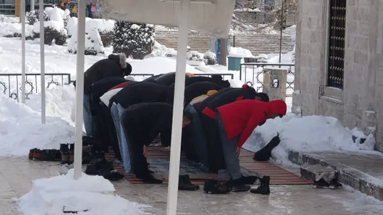Helal olsun size: -30 derecede cuma namazı kıldılar!