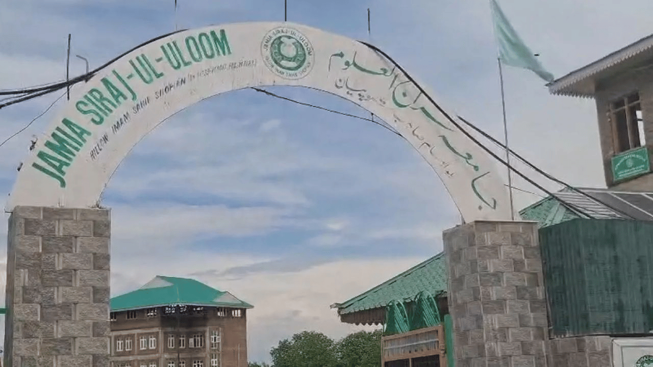 Hindistan Keşmir'deki en büyük medreselerden birini kapattı!