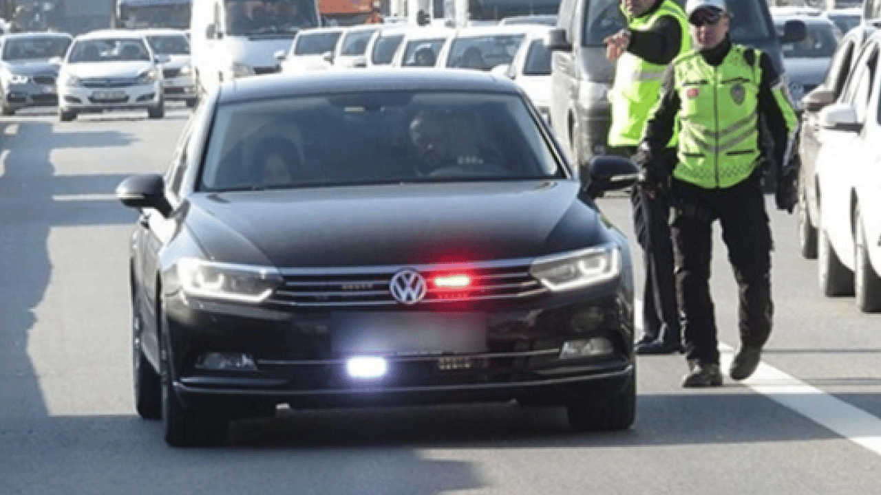 Hukukçular açıkladı: Sürücüler çakarlı araca yol vermek zorunda değil