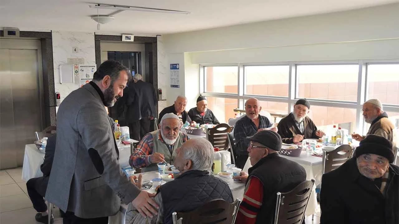 Huzurevinde duygu dolu anlar! Dedeler ve nineler anlattı gençler gözyaşlarını tutamadı!
