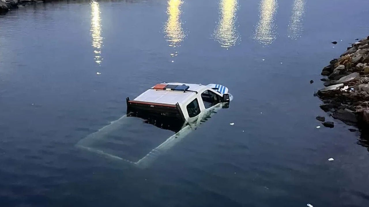 İBB’ye ait zabıta aracı denize uçtu!
