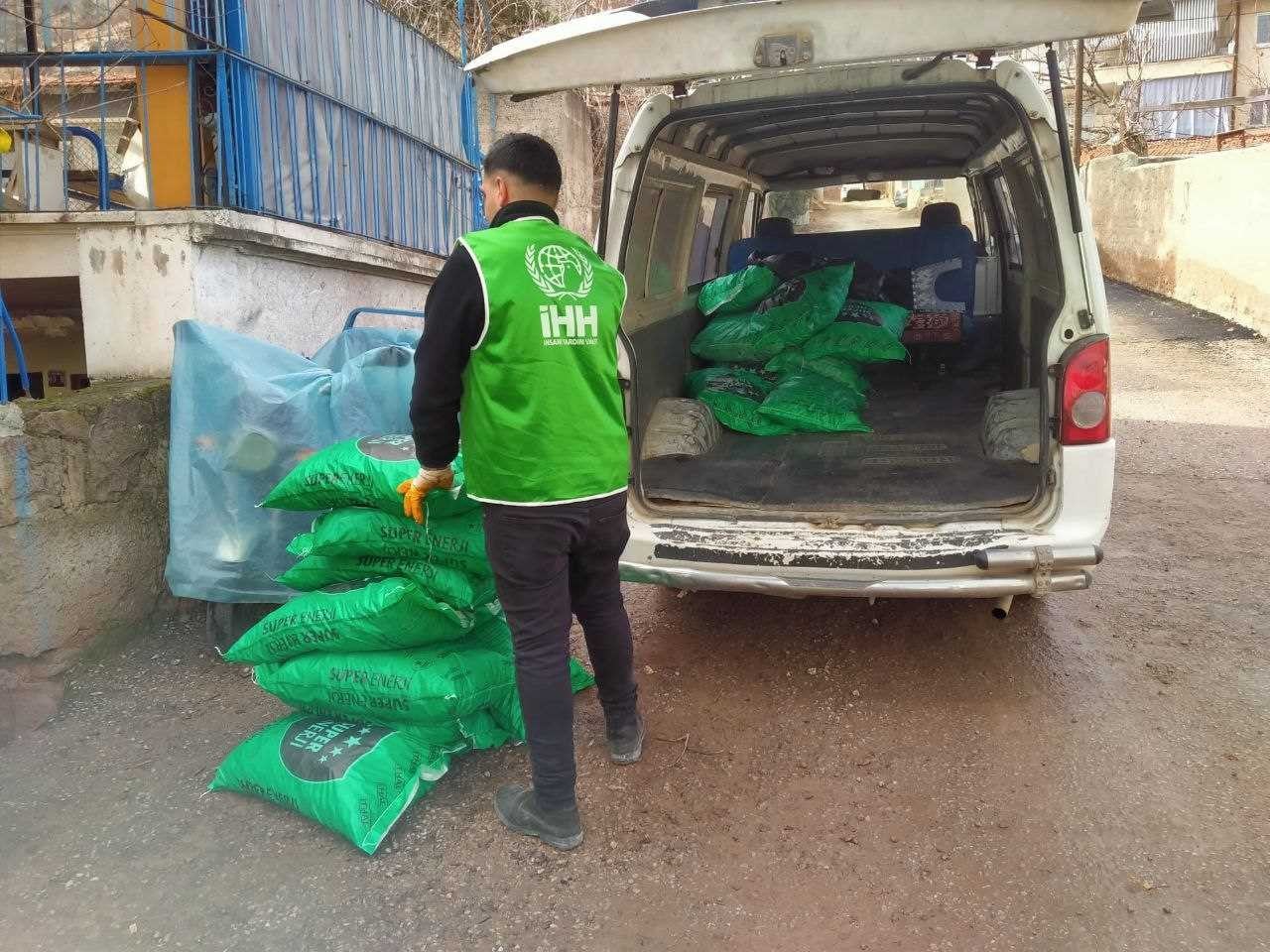 İHH Türkiye'de 4 bin çocuğa bot ve mont dağıttı