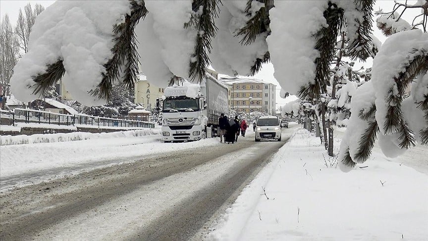 İki ilde kar etkili oldu! Her yer beyaza büründü