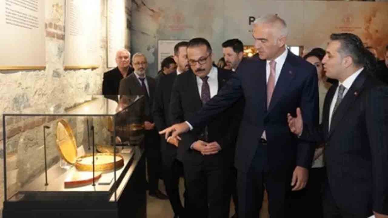 İki İznik Çinisi 4 asır sonra yeniden Türkiye’de... Yine İngiltere…