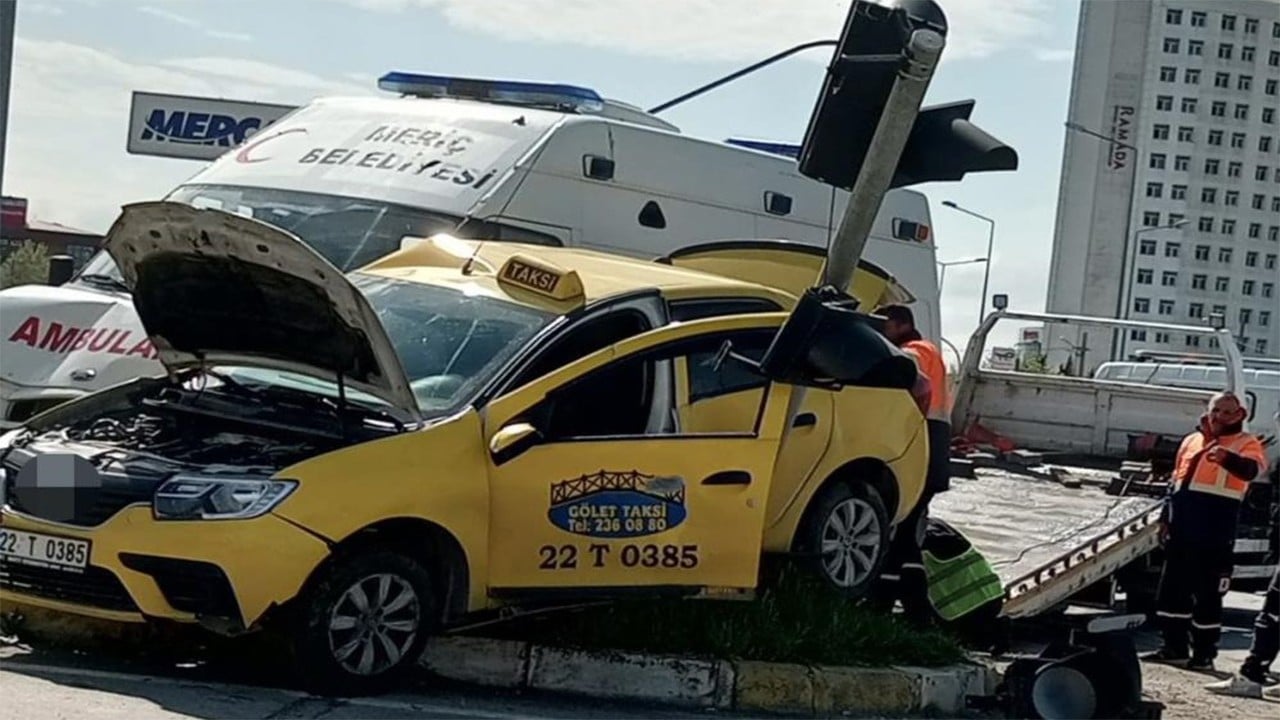 İki kişi daha hastanelik oldu Hasta taşıyan ambulans taksi ile çarpıştı