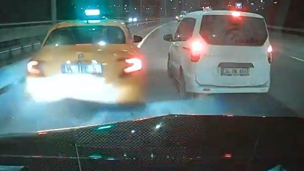 İki sürücünün inatlaşması zincirleme kaza ile bitti