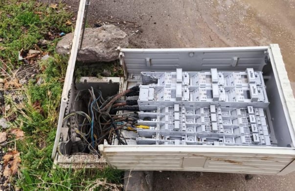 İlgilenilmeyen elektrik trafosu ölüm saçıyor