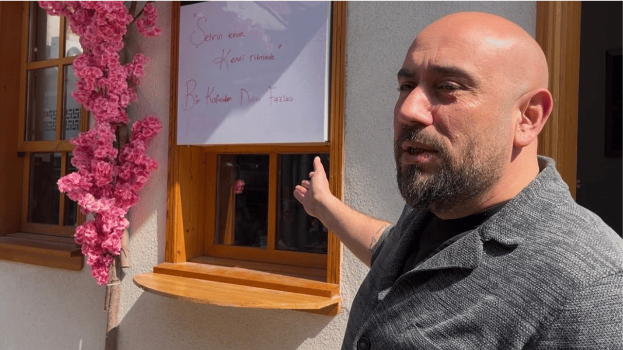 İlginç hırsızlık kamerada: Kafenin önündeki ağacı sırtlayıp gitti