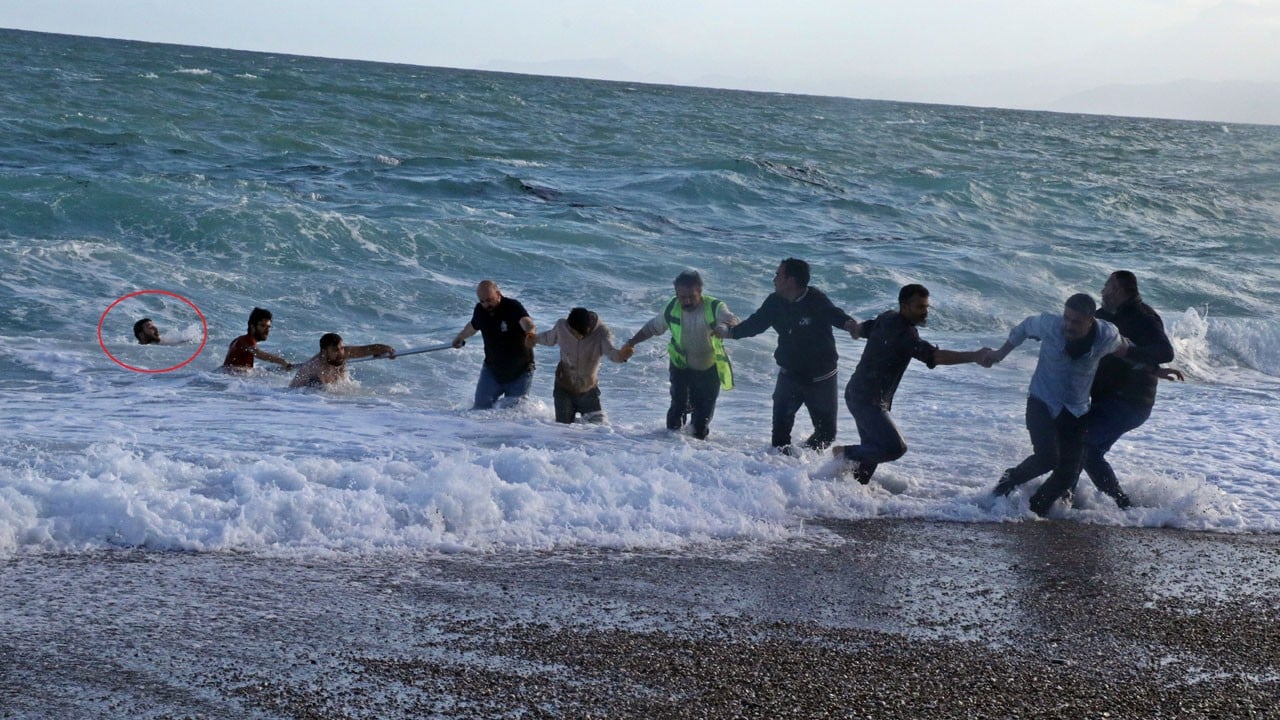 İnsan zinciri yeterli olmadı! Denizde can pazarı