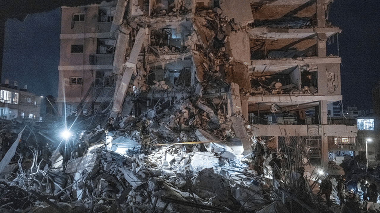 İran İsrail'de bir binayı vurdu!