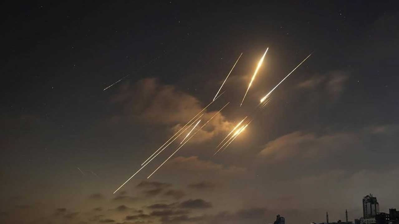 İran, İsrail'e 3 dalga halinde füze saldırısı