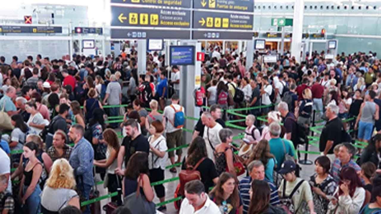 İspanya'da Paskalya kabusu: 12 havalimanında grev şoku! On binlerce yolcu perişan, bagajlar yerde kaldı!