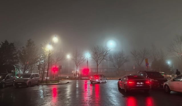 İstanbul Anadolu Yakası'nı sis bastı göz gözü görmüyor