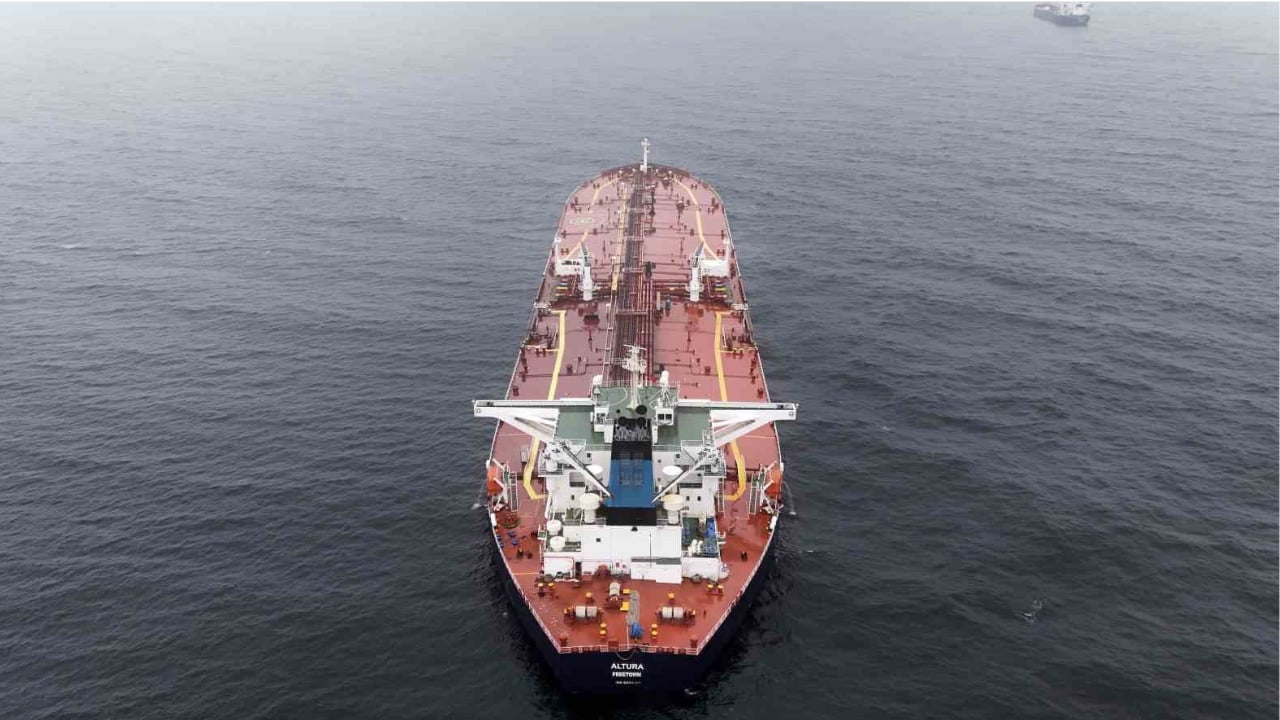 İstanbul Boğazı’na yaklaşırken vurulan tanker havadan görüntülendi