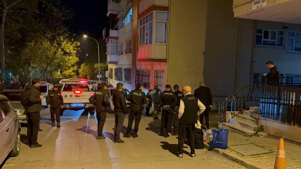 İstanbul Kartal'da kolonları çatlayan bina acilen tahliye edildi