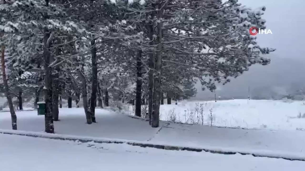 İstanbul ve Ankara'yı birbirine bağlayan Bolu'da kar yağışı
