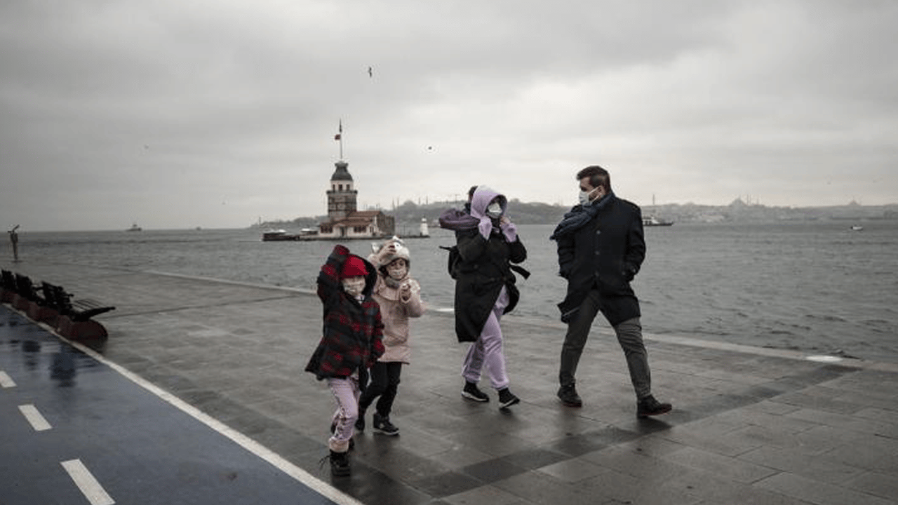 İstanbul yağışlı havanın etkisine giriyor! Valilikten sel, su baskını, yıldırım ve kuvvetli rüzgar uyarısı