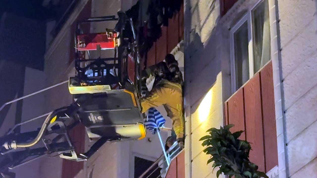 İstanbul'da 4 katlı binada yangın! İtfaiye ekipleri 20 kişiyi kurtardı