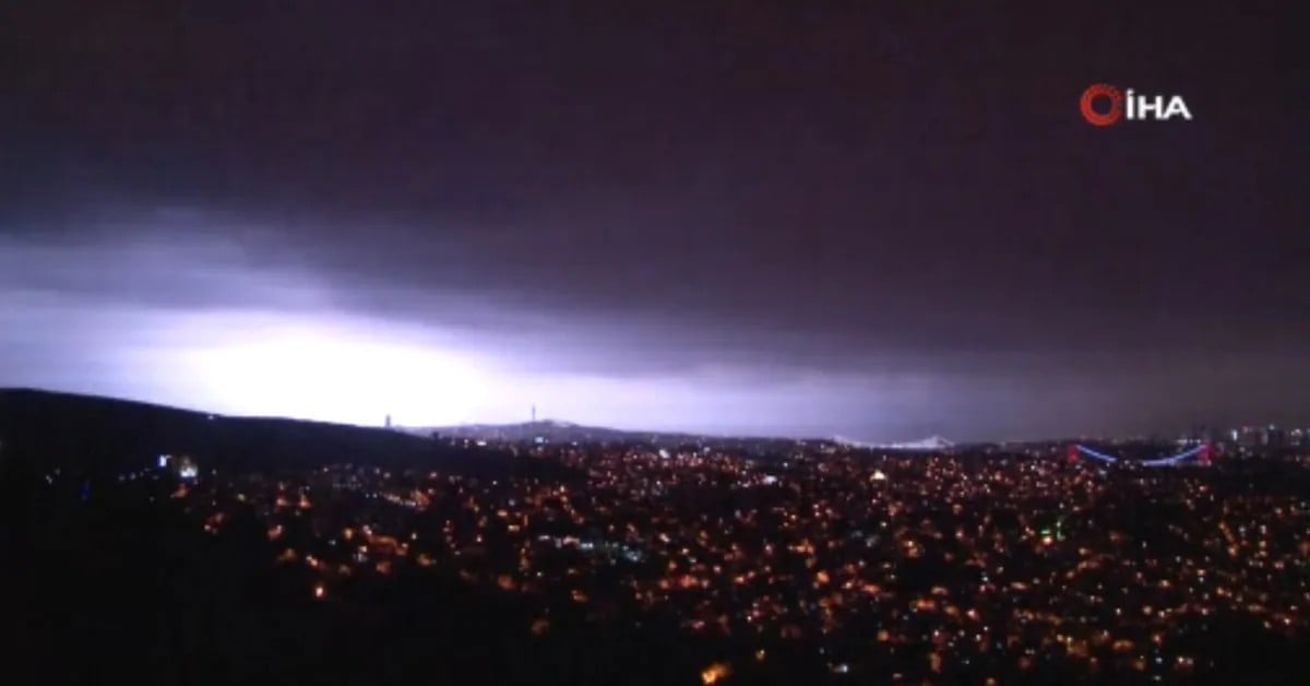 İstanbul'da gök gürültülü sağanak yağış etkili oldu