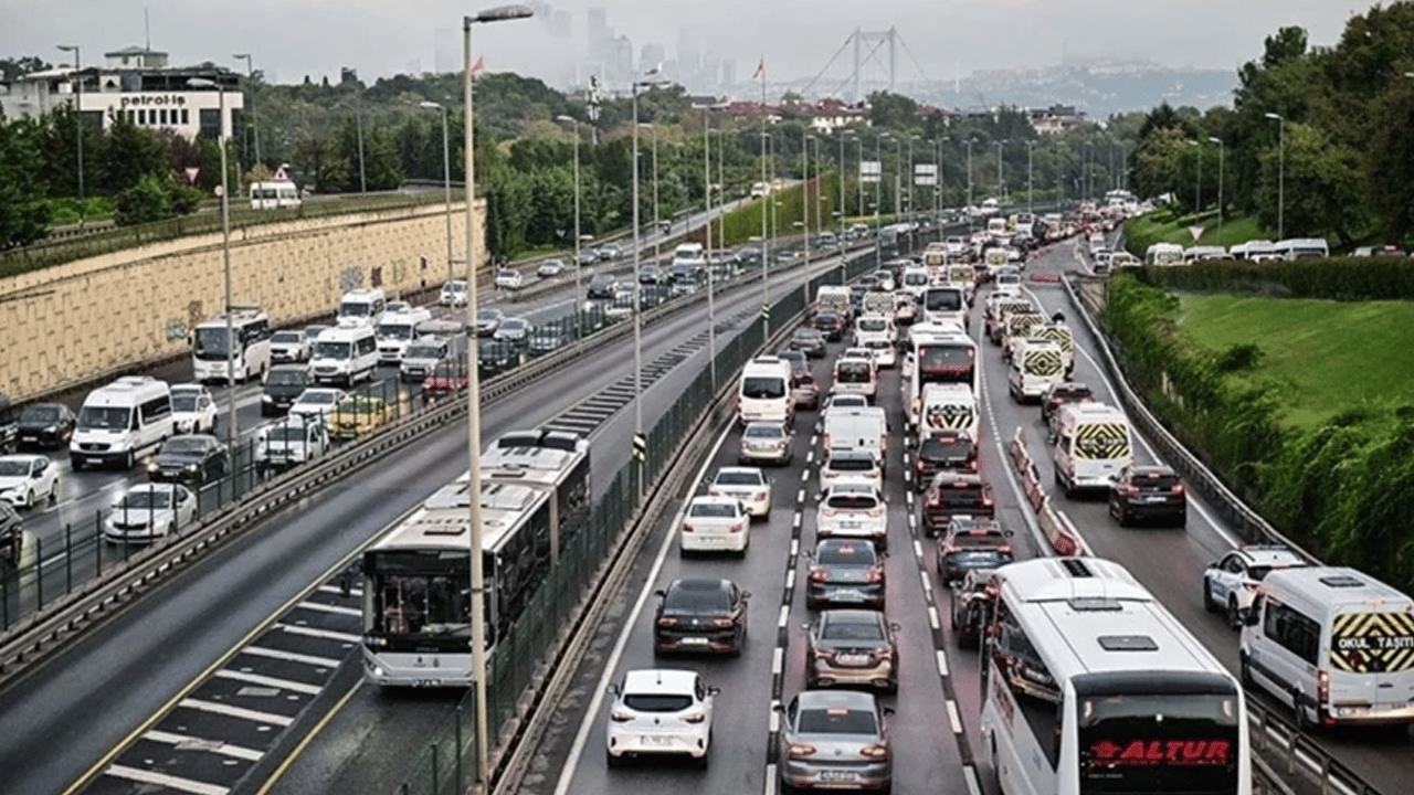 İstanbul'da haftanın ilk gününde trafik kilit!