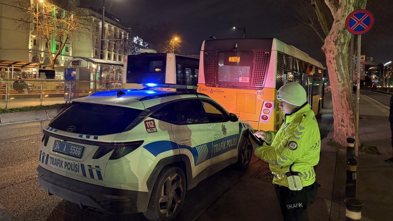 İstanbul’da İETT otobüsü yayaya çarptı: Yolun karşısına geçmek isterken yaralandı