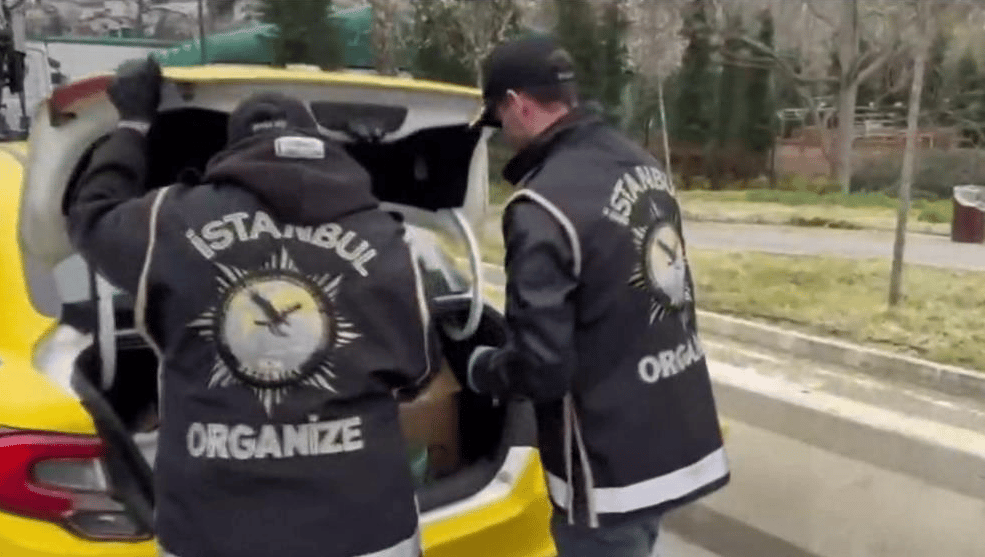 İstanbul’da kaçak silah operasyonu: Takside ve depoda 113 tabanca ele geçirildi