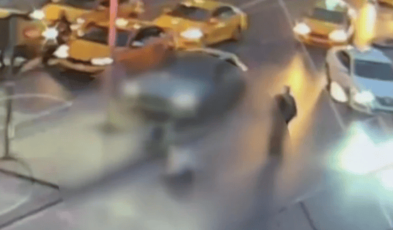 İstanbul'da korkunç kaza! Ölümle yaşam arasındaki o saniyeler: Direk devrildi, turist altında kaldı